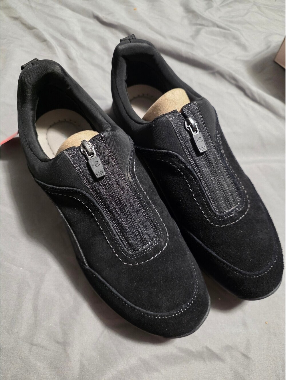NEW never worn Womens Easy Spirit slip on tennis shoes size 9.5Wide